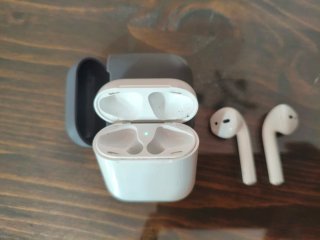 Cargador AirPods Blanco y Funda Gris