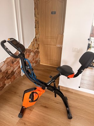 Bicicleta estática naranja y negra muy nueva