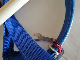 Tambor infantil con baquetas y correa