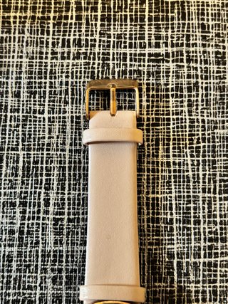 Reloj rosa y dorado sin usar