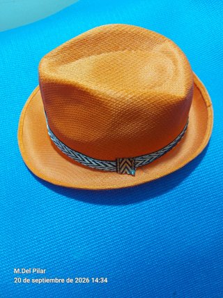 Sombrero verde con caras sonrientes