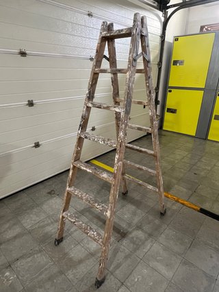 Escalera de pintor grande de madera
