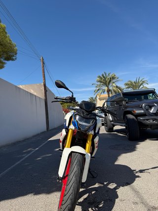 BMW G 310 R deportiva