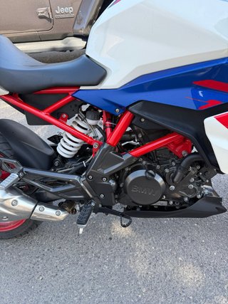 BMW G 310 R deportiva