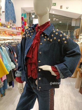 Cazadora vaquera oversize con tachuelas plateadas