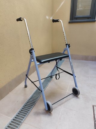 Andador Plegable con Asiento y Ruedas