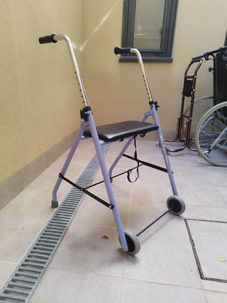 Andador Plegable con Asiento y Ruedas
