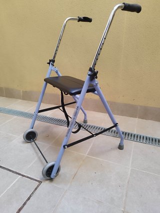 Andador Plegable con Asiento y Ruedas