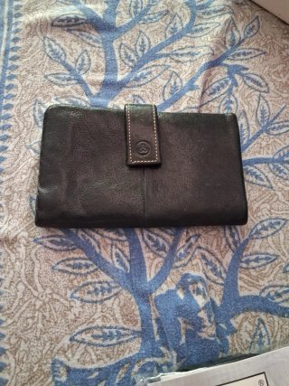 Cartera de piel negra