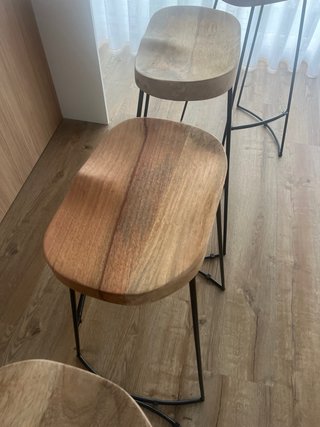 Bancos de madera y metal para isla de cocina