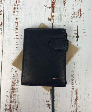 Cartera de piel negra con cierre
