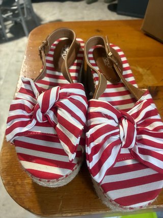 Sandalias de cuña con rayas rojas y blancas