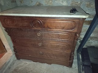 Cómoda de madera con tapa de mármol