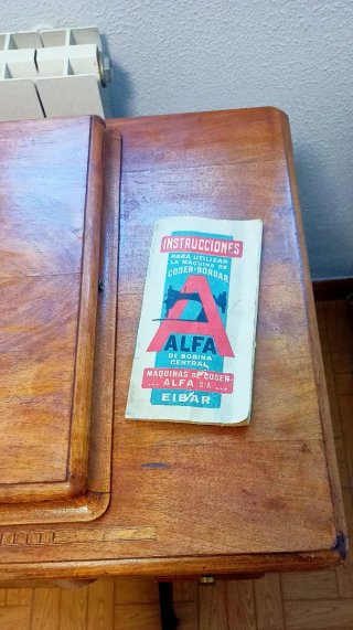 Máquina de coser Alfa antigua