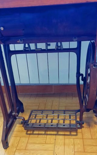 Máquina de coser Alfa antigua