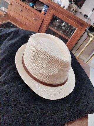 Sombrero de paja beige con banda marrón