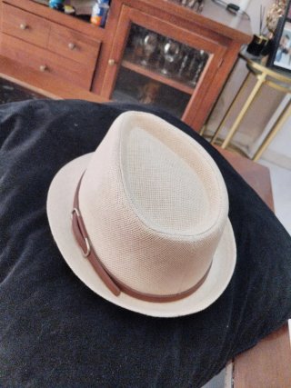 Sombrero de paja beige con banda marrón