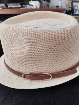 Sombrero de paja beige con banda marrón