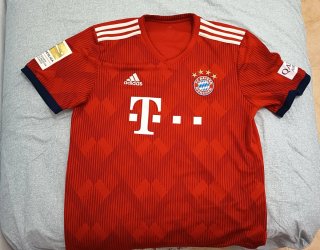 ¡Cromos y pelota firmados y camisetas de fútbol!