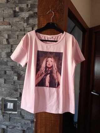 Camiseta rosa con estampado chica Talla M