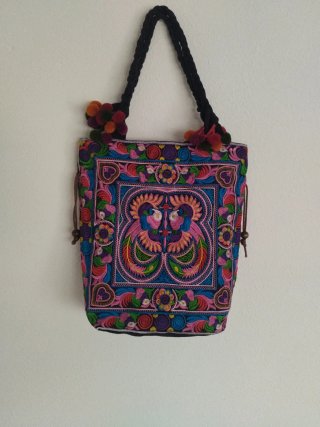 Bolso bordado multicolor con pompones