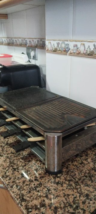 Plancha de piedra con 7 sartenes para queso