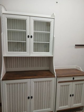 Alacenas blancas con puertas de cristal