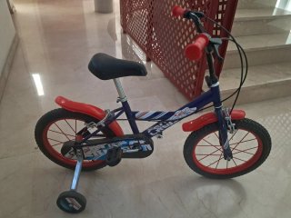 Bicicleta infantil azul y roja