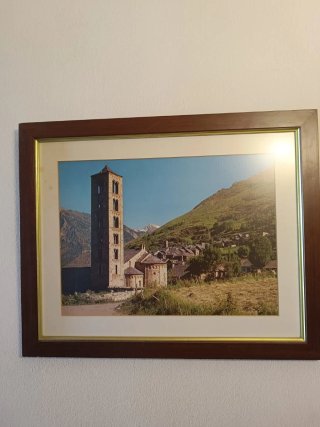 Cuadro paisaje montaña y pueblo