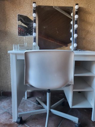 Escritorio tocador con espejo y luces y silla