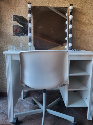 Escritorio tocador con espejo y luces y silla