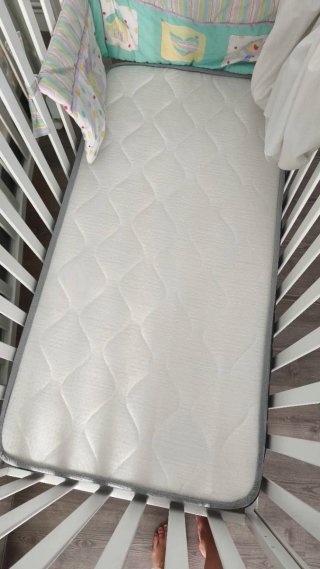 Cuna blanca con barrera abatible + colchón + funda