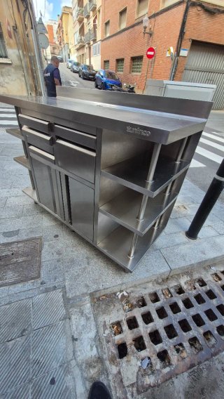 Mesa de acero inoxidable con estantes