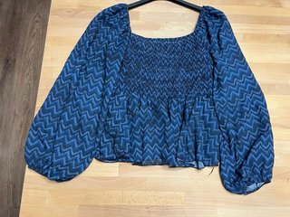 Blusa azul zigzag manga larga