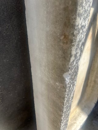 Precioso fregadero antiguo de mármol blanco