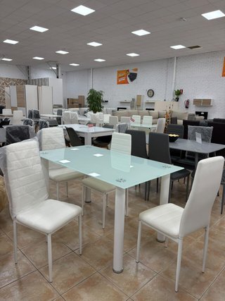 Mesa de comedor / cocina + 4 sillas