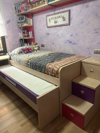 Cama juvenil con escaleras y cajones