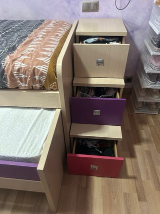 Cama juvenil con escaleras y cajones