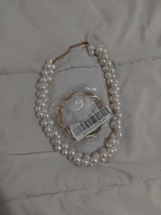 Collar perlas y pulseras doradas