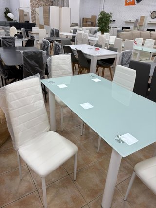 Mesa de comedor / cocina + 4 sillas