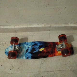 Skate con diseño de fuego y hielo