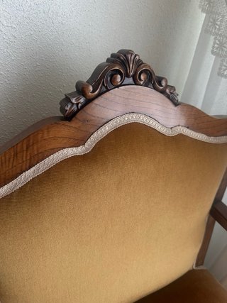 Butaca antigua de terciopelo y madera
