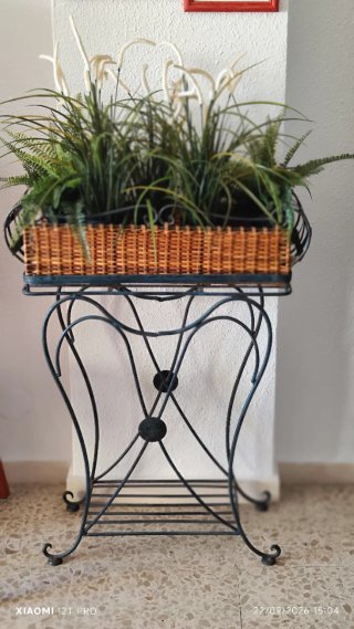 Jardinera forja y mimbre