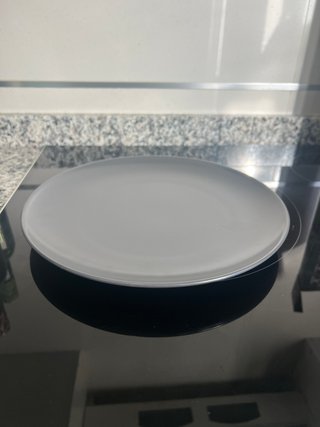 Set de platos y cuencos grises.
