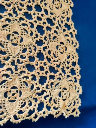 Centrino rettangolare beige anni '80 motivo fiori