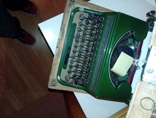 Máquina de escribir verde vintage