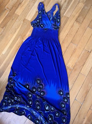 Vestido de fiesta azul con estampado
