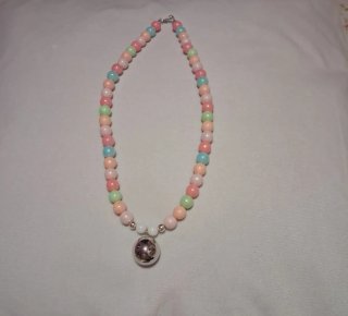 Collar de bolitas multicolor con colgante