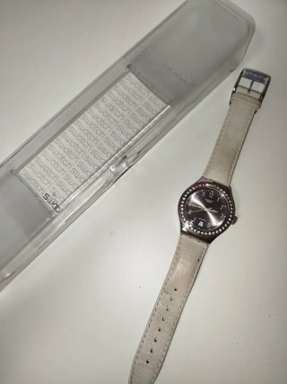 Reloj Swatch Mujer Beige y Plateado