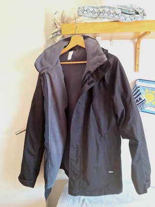 Chaqueta impermeable Triborn negra y gris